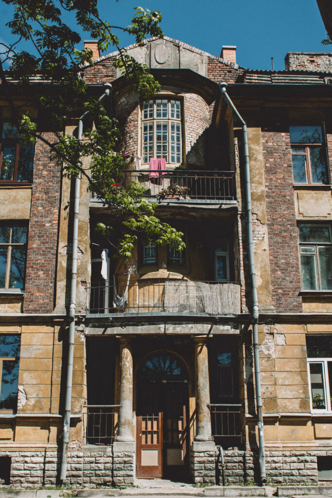 Endine sõjaväekasarmuhoone Erika tänaval Tallinnas, nüüdseks renoveeritud ja kohandatud korterelamuks.