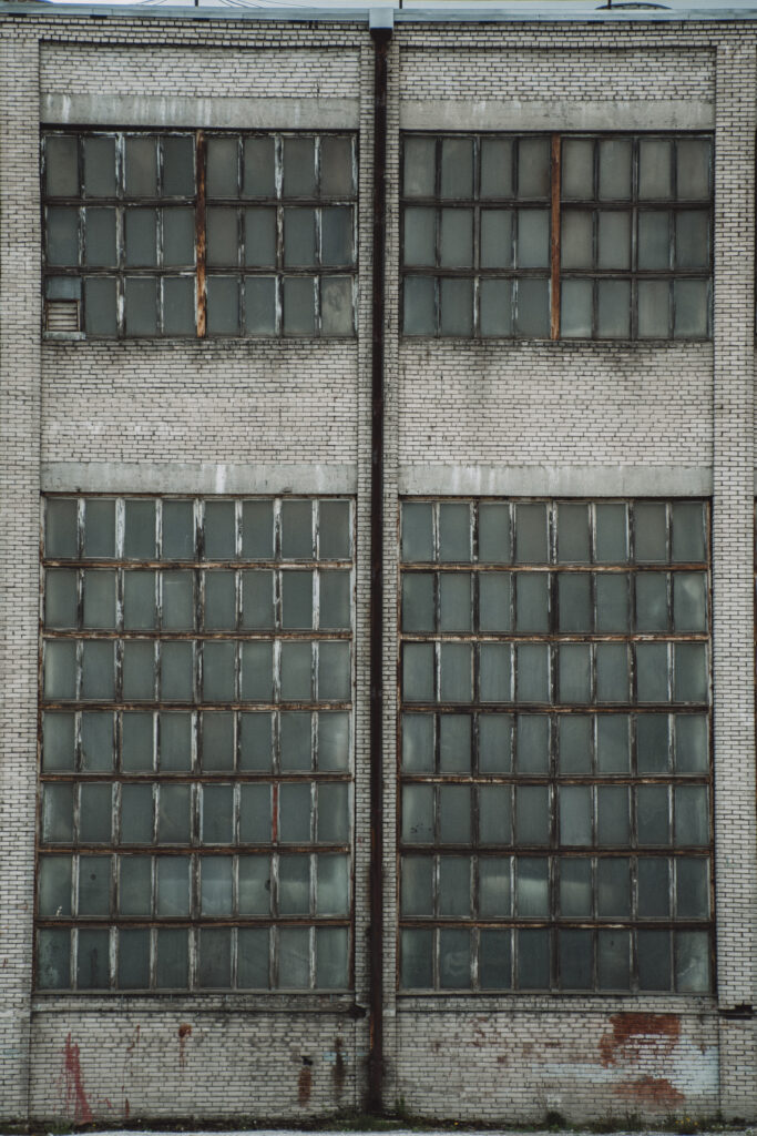 Vana tööstushoone Noblessneri piirkonnas Tallinnas, paekivist seinte ja ajaloolise arhitektuuriga.